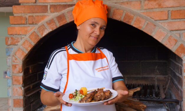 Elizabeth Mujica: Lomo de cerdo al grill con salsa de piña y brochetas de vegetales